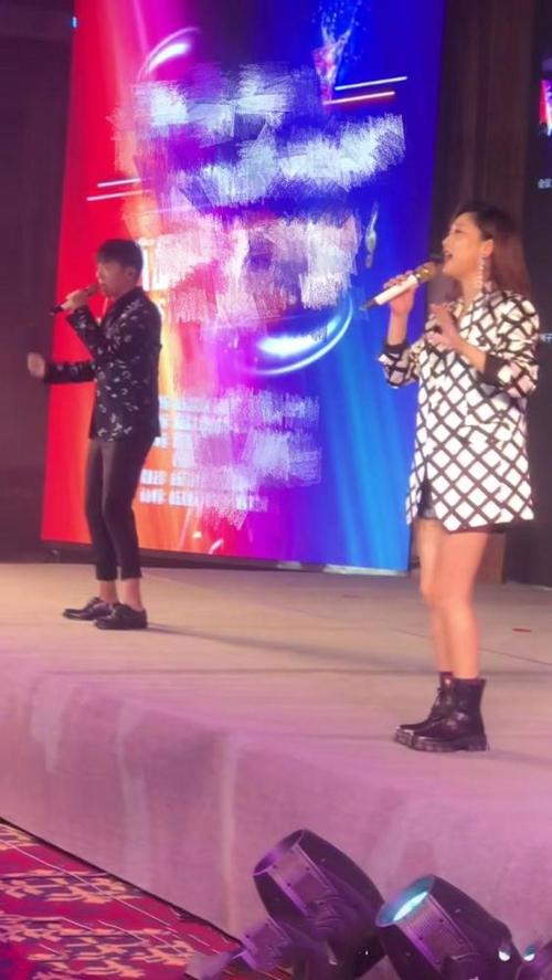 凤凰传奇近况曝光!商演唱成名曲却无人附和,两人站位避嫌无互动