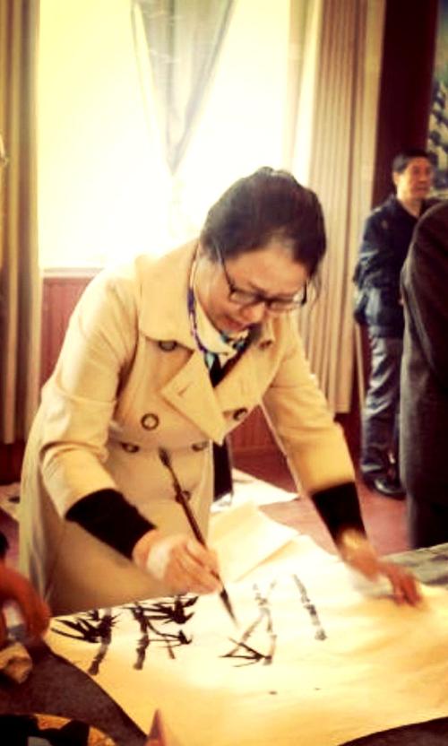 赵迅老师在运笔.