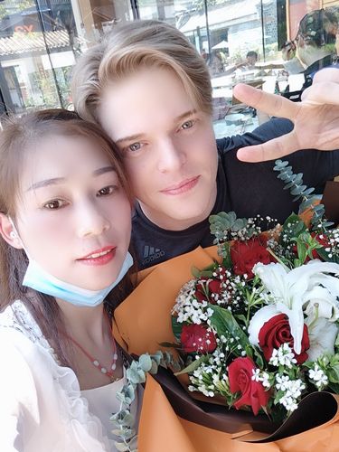 芮丹尼年龄今年多少岁了,芮丹尼和小李子对比照