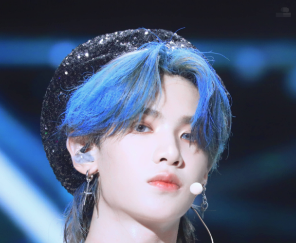 justin黄明昊,在综艺中表现出自己的古灵精怪,善良温顺的一面.