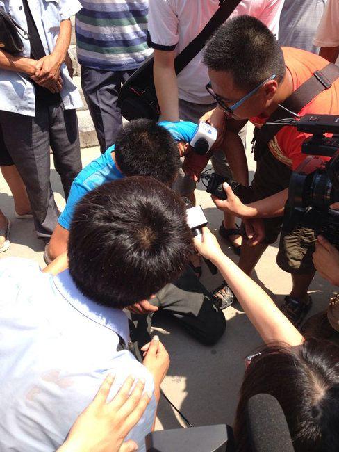 8月5日,陕西富平县,遭拐卖婴儿父亲下跪感谢各界好心人.华商报 崔永利