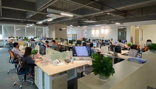 透亮宽大的落地玻璃,光线超足 换了新环境,也换了新心情 小伙伴们在