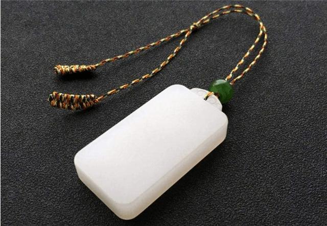 和田玉无事牌的寓意