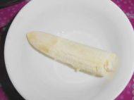 3.香蕉剥皮取半根来用