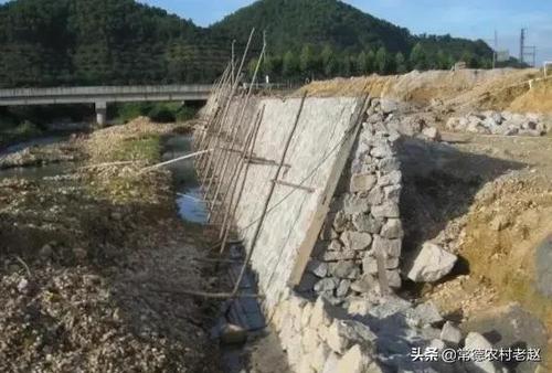挡土墙修建,在农村里大部分的都是用的红砖砌成,这对于只有2～30