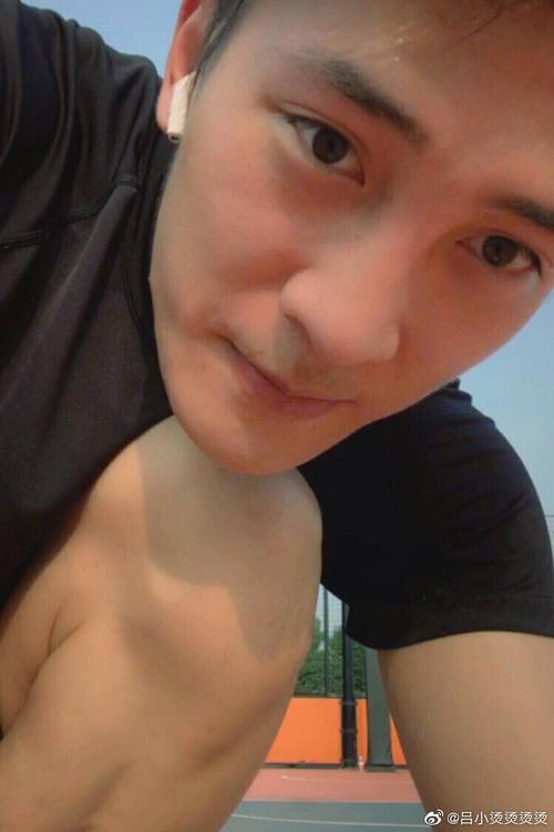 什么角度都好帅啊 真的帅哥素颜镜头怼脸都好好看啊 赏心悦目