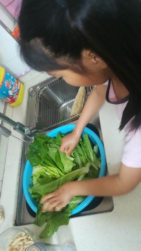 万泳吟小朋友在帮妈妈洗菜,也是一位不错的小助手呢
