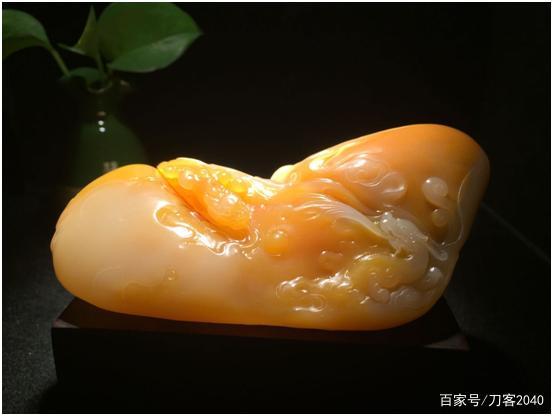 就像很多台山玉爱好者所说的,台山玉有翡翠的硬度,和田玉的细腻和柔润