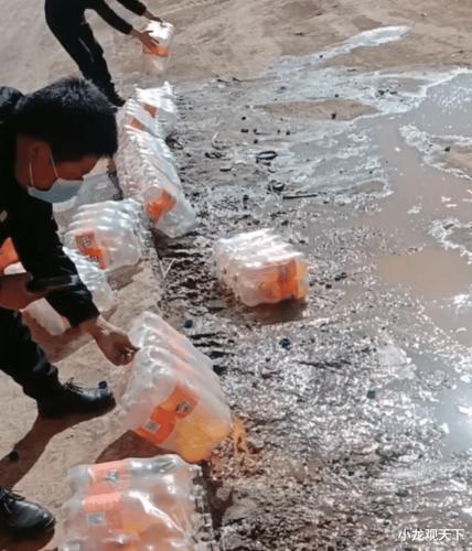 实拍:600件饮料全部倒空,只把空瓶子拿走,网友却说这样做的正确
