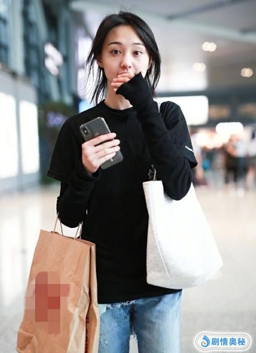 放飞自我5年的郑爽街拍来袭,意外带火了"猪猪鞋",增高