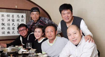 王茜晒照引泪奔重案六组成员聚餐掀怀旧潮