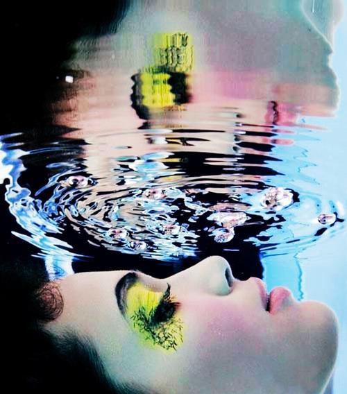 形容女人的温柔如柔情似水,形容女人的纯洁如清澈如水,形容女人的衿持