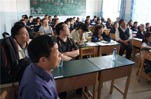 戴永芳主席应邀为金剑桥学校师生进行赛前辅导