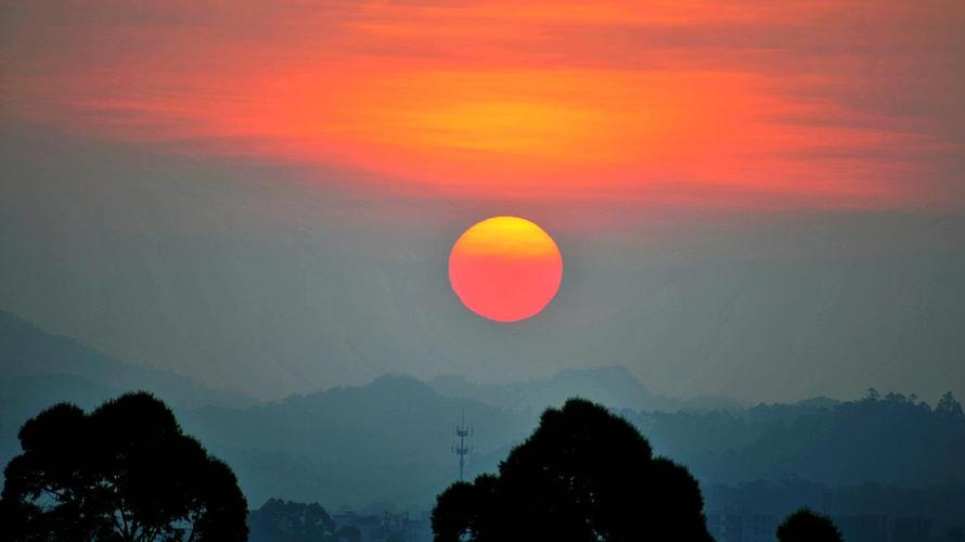 红彤彤的太阳慢慢的升起来了