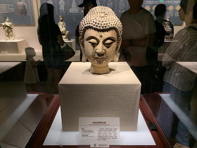 彩绘泥塑佛头像