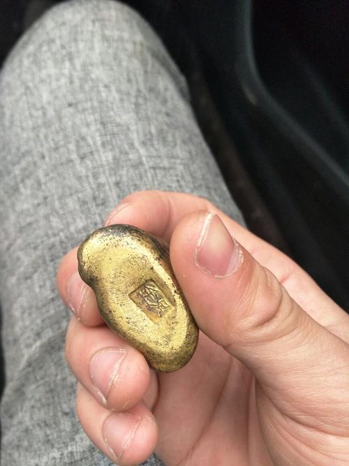 足金佛像,这个能值多少钱?用火烧过,一半黑色一半色泽