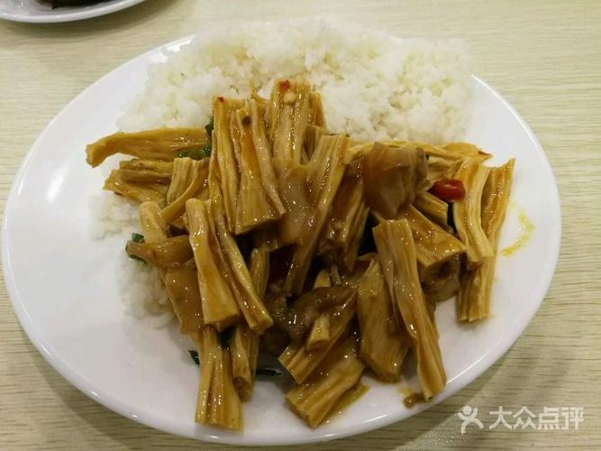 腐竹肉片盖浇饭