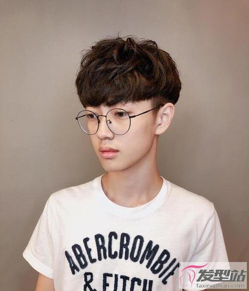 除了染发,烫卷也能替你的暖男锅盖头增色,并让头发更好