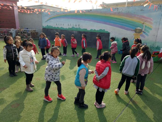 金苹果幼儿园大班小朋友户外活动——木头人