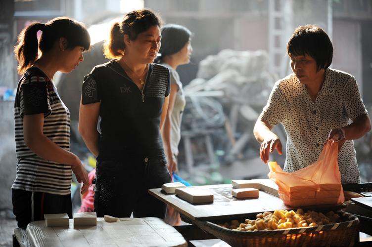 菜场纪实        这是一个乡镇的菜市场,伴随着清晨的阳光,市场内