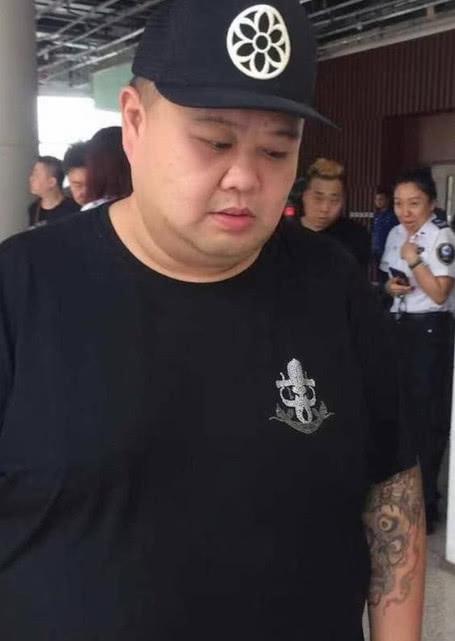 孙越多年一直跟随郭德纲,甘当岳云鹏捧哏,却因纹身被指责