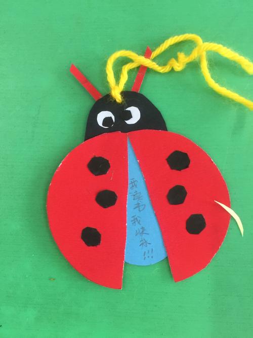 有用水彩笔勾画出的小动物书签.