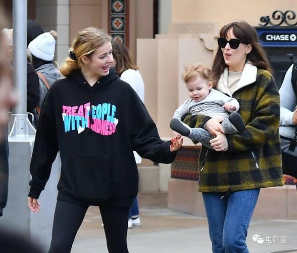 街拍丨克里斯·马汀带着孩子们和女友达科塔·约翰逊一起在迪士尼庆生