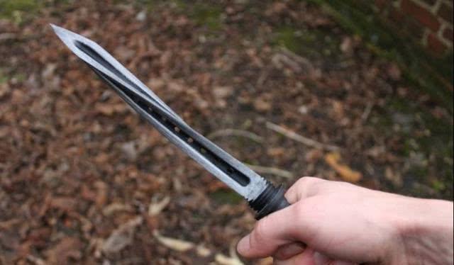 全球最凶悍军刀:第1反曲刀之王,比赫赫有名的三棱军刺还"变态"