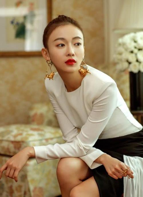 吴谨言现身机场,未修图流出曝光真实颜值,网友:针打多