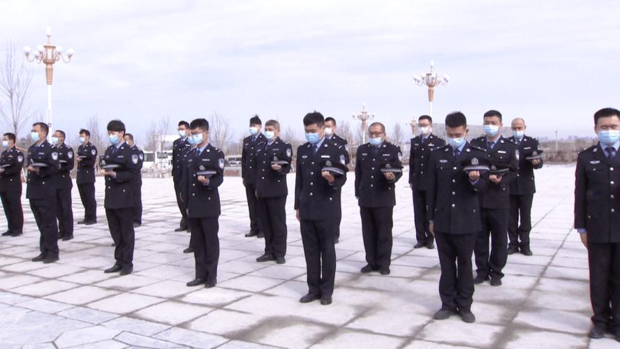 4月2日上午,钟家庄监狱组织民警到石河子市烈士陵园,举行缅怀革命