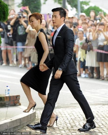 权相佑携手太太孙泰英