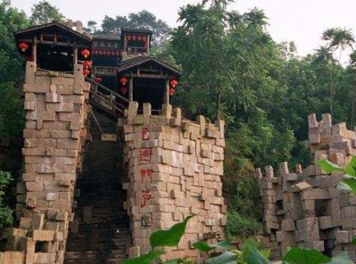 广安十大旅游景点排名,华蓥山环境优越,宝箴塞旅游区是有名古寨