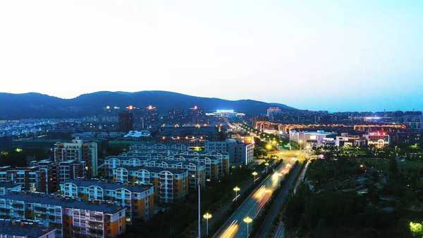 萧县,安徽省宿州市辖县,地处安徽省北大门,苏鲁豫皖四省交界处,位于