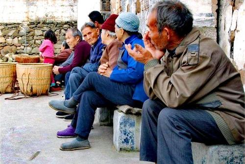 俗语:"穷人爱放鞭,闲人爱聊天",农民:句句实言