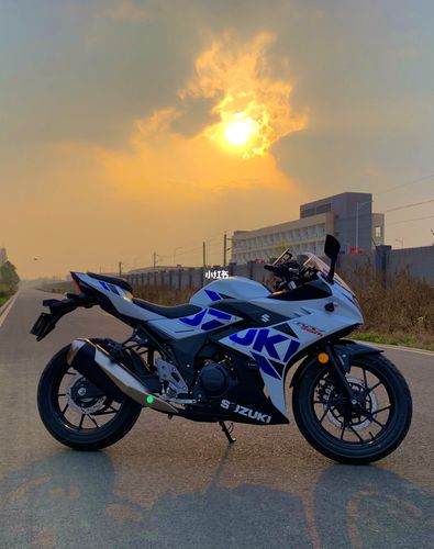 豪爵铃木gsx250r 冰川白