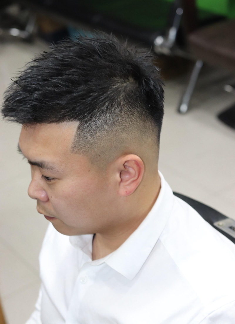 周杰伦晒新发型了露出额头就是不一样没想到颜值这么高