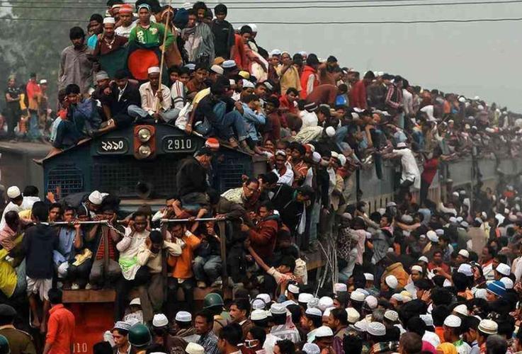 原来这位印度小伙所说的"挂",就是像印度火车那样,窗户上,火车顶上