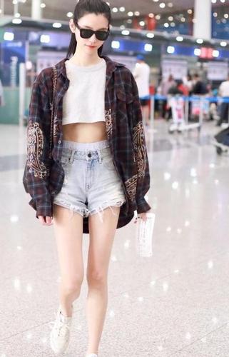 奚梦瑶身材好穿衣也"任性",卫衣"少半截"秀腰线,曲线真迷人