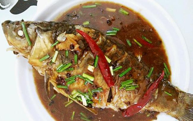 炖鱼时,去腥别用料酒,换成"1黑2白",鱼肉鲜嫩美味,无腥味