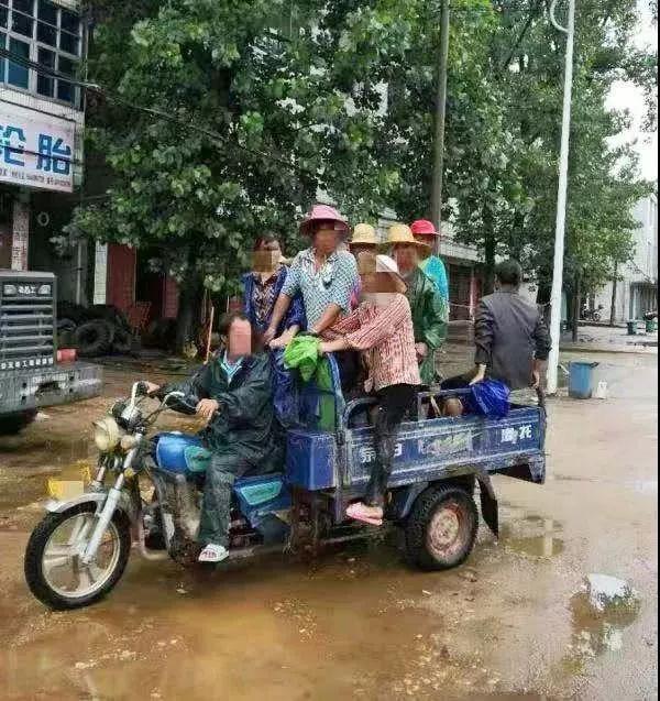 三轮摩托车车斗上竟装满了人,民警立即上前示意驾驶员靠边停车接受