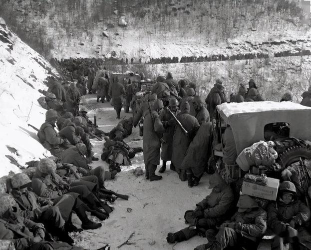 美军南逃部队拥挤在公路上