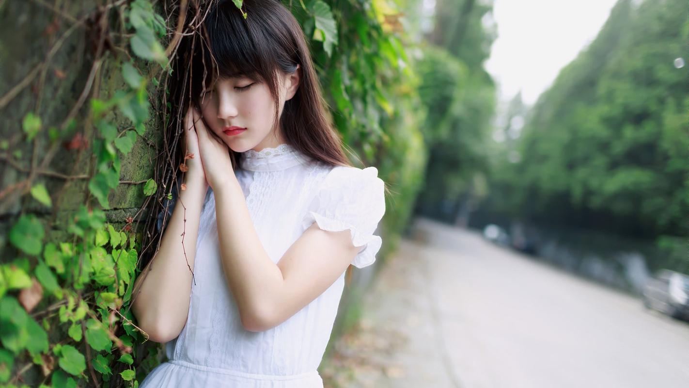 白色连衣裙清纯森系女孩高清电脑桌面壁纸