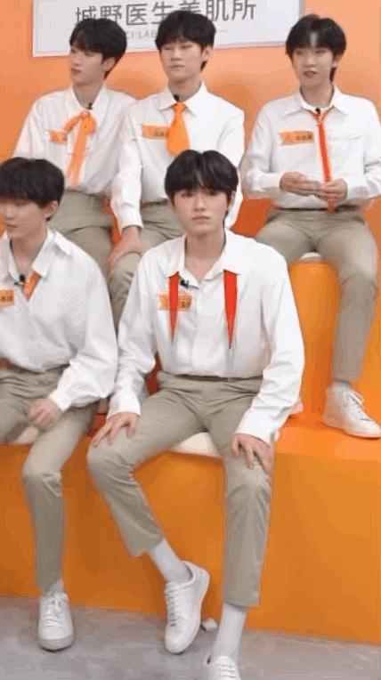 能问么看ljq直播发现宋亚轩这个裤子太紧了点吧