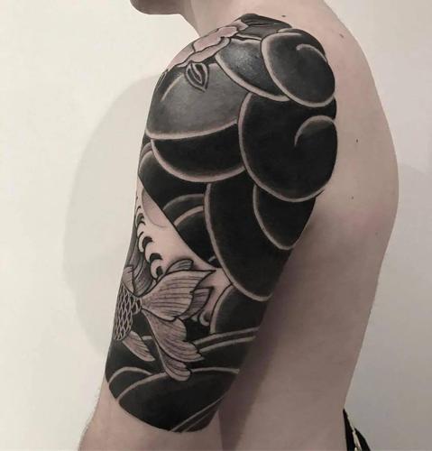 细节爆炸的极致纯黑传统纹身