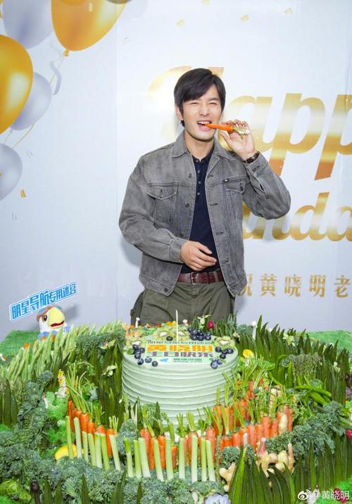 黄晓明生日!感慨40人生路贵在坚持,这个"嫩草"蛋糕亮了