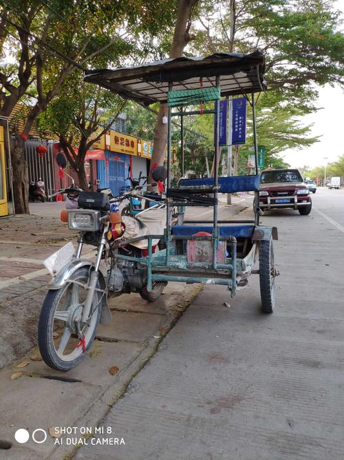 当地一种很常见的用摩托车自行改装的运输工具,即可载人也能装货.