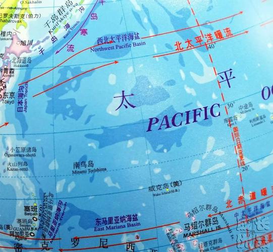 海洋深度的差异运用深浅不一的蓝色表示,对比清晰.