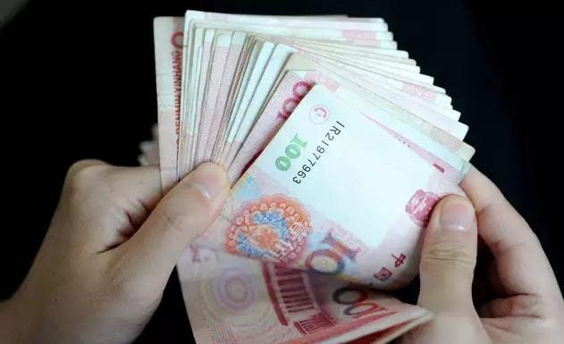 故事傻小子过河见水面漂着一沓钱捡回家后媳妇说要不得