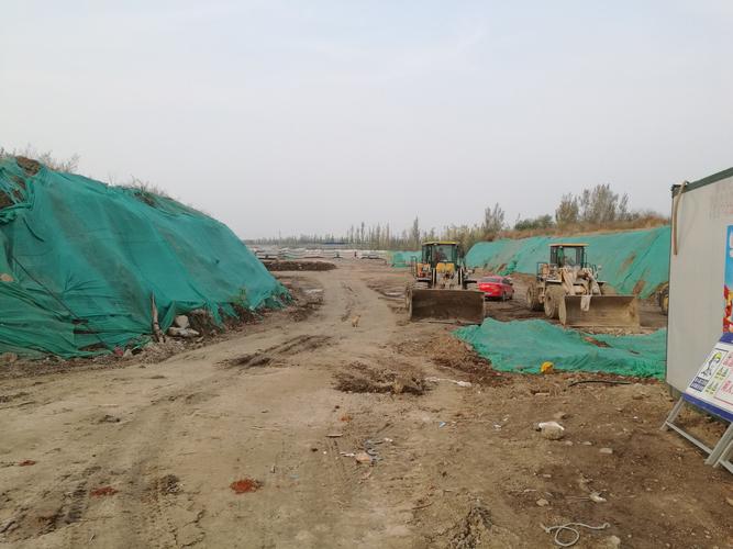 施工中的土方堆积如山