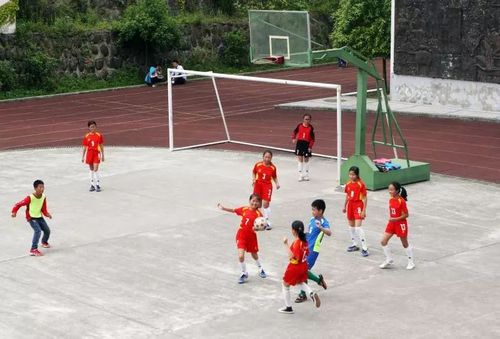 篮球场上踢足球,数学老师当教练,青川这支球队却获得了亚军!